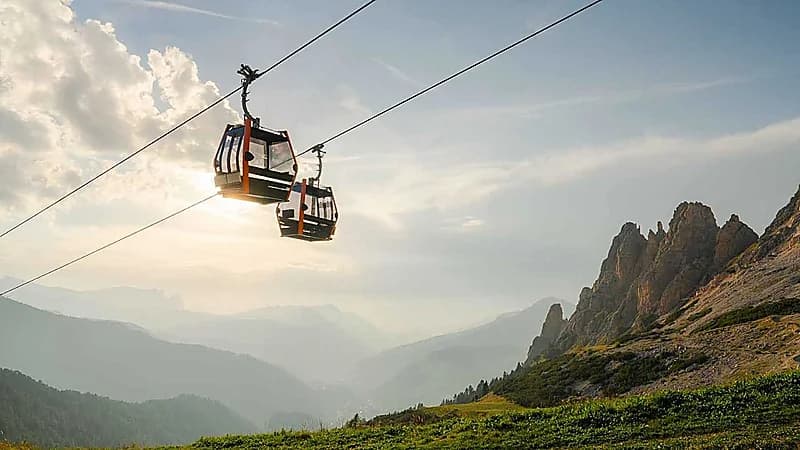 مشاهد مروعة لركاب معلقين بعد انهيار تلفريك بروسيا.. فيديو