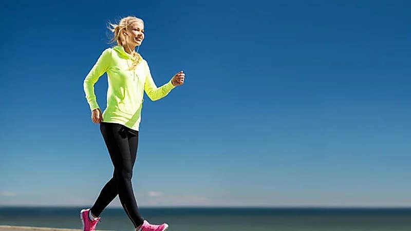 المشي يخفف القلق ويجعل العظام أقوى