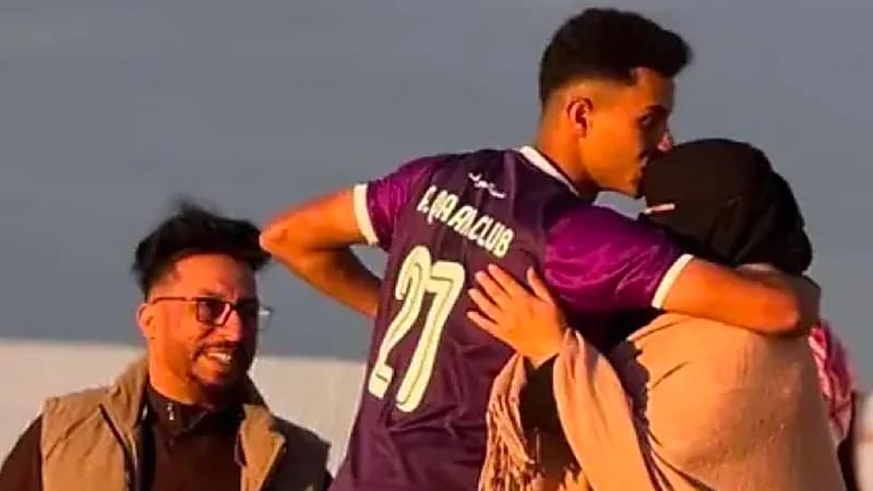 أنور الرويلي يحتفل بفوز فريقه بتقبيل رأس والدته.. فيديو