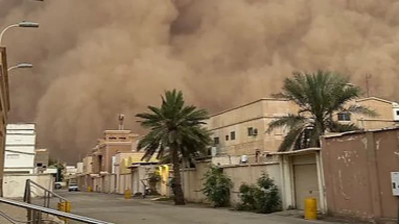 جدار غباري هائل يحول محافظة الرس إلى ظلام دامس بالنهار .. فيديو