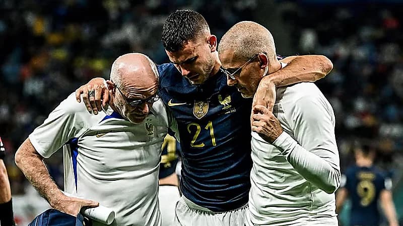 مدافع فرنسا يغيب عن بقية مباريات كأس العالم 2022 بعد إصابته في الركبة