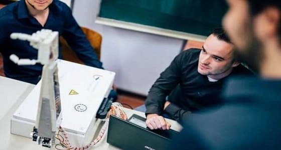 بالصور.. اختراع ذراع آلية تترجم الكلمات بالإشارة للصم والبكم