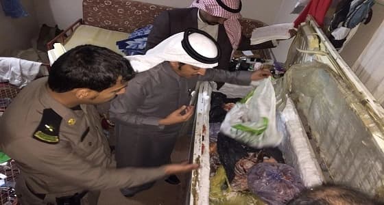 بالصور.. أمن الطرق وبلدية أم خنصر يضبطان مستودع لتخزين المواد الغذائية