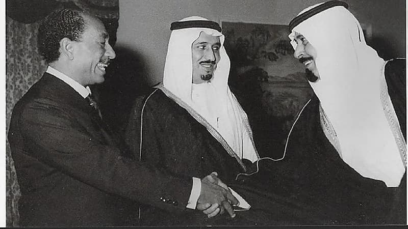 صورة نادرة للملك عبدالله خلال مصافحة السادات في الرياض عام 1369 هـ