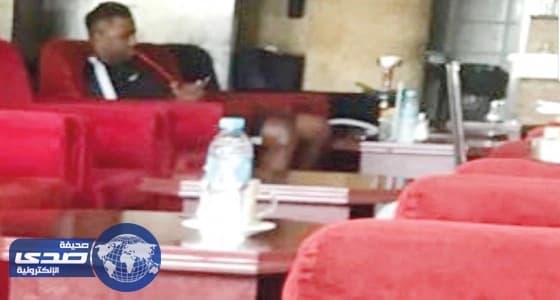 صورة لاعب شهير بـ " الشيشة " تشعل مواقع التواصل