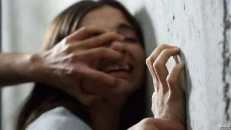 القبض على عامل حاول التحرش بفتاة وتهديدها