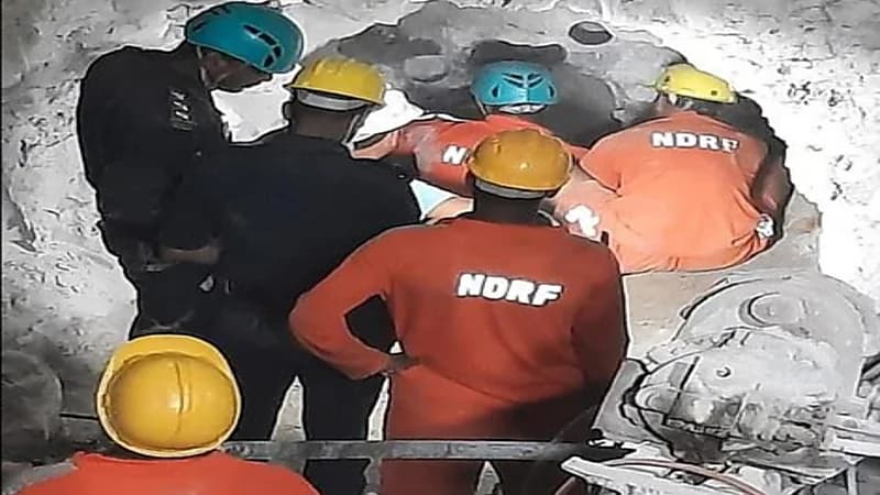 شاهد.. لحظة إنقاذ طفل أصم وأبكم علق في بئر 4 أيام