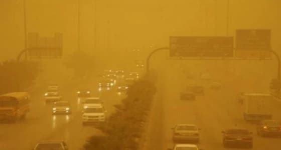 أتربة مثارة بالرياض تتسبب في انعدام للرؤية
