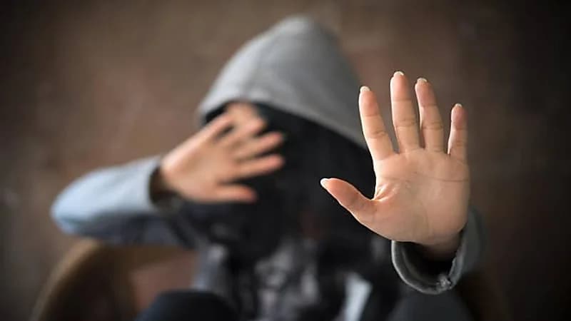 طبيب يتحرش بفتاة ويطلب رقم هاتفها أثناء الفحص الطبي