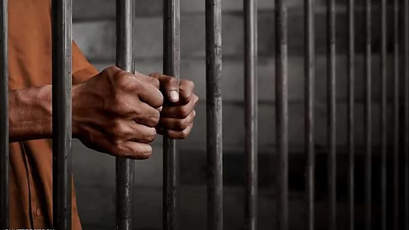 خلاف سكني يدفع شابًا لقتل عائلة كاملة