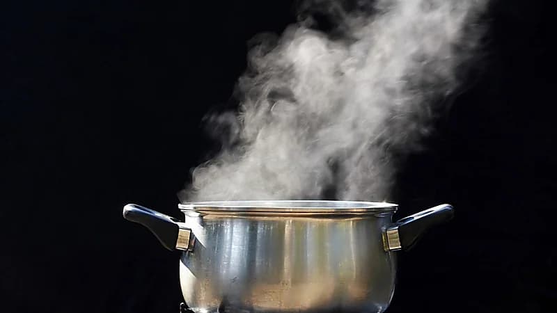 رجل يلقي ماء مغلي على زوجته إنتقاماً منها