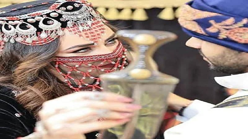 نظرة شرعية تنقل فتاة للمستشفى في حالة حرجة