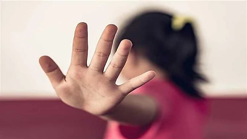 موظف يبتز امرأة ويهتك عرض ابنتها في مكتبه