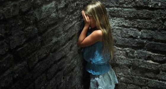 طفل يغتصب طفلة في الحقل