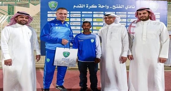 بالصور.. الشاب المعتدى عليه برفقة لاعبي نادي الفتح