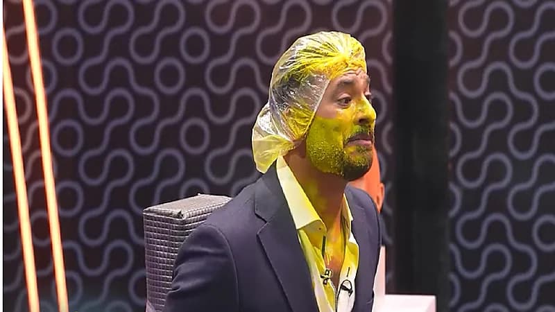 رامز جلال يرش طلاء أصفر على وجه مصطفى أبو سريع.. فيديو