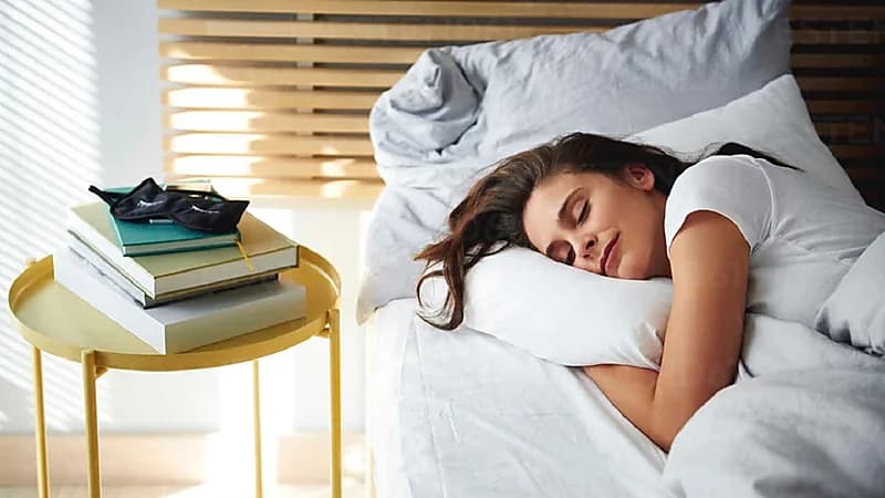 عدد ساعات النوم التي يحتاجها الإنسان يومياً حسب الفئة العمرية