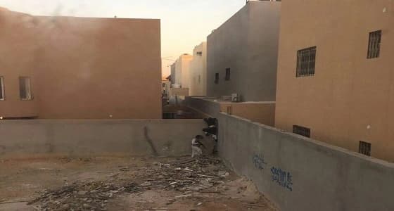 بالصورة..محاولة تسلق الارهابيين جدار منزل حاملين السلاح قبل هلاكهما