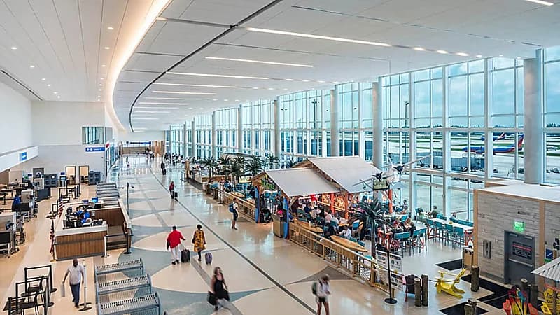 امرأة تخلع ملابسها في المطار وتثير الفوضى