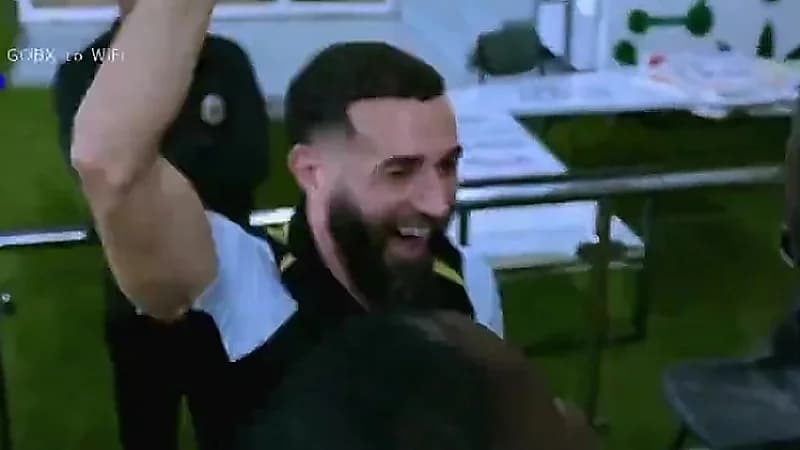 بنزيما وديابي يحتفلون بعد حسم الدوري .. فيديو