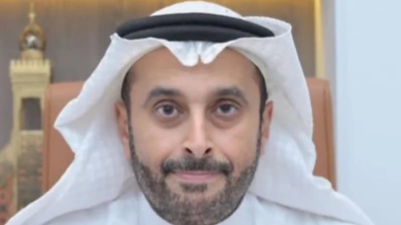 الجامع ينصح الشباب: لا تجلس على كنبة منزلك وتتصفح هاتفك بالساعات