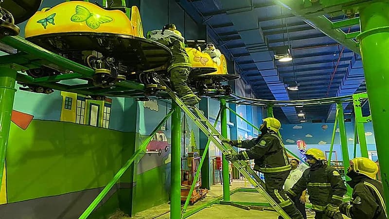 إنقاذ 4 أشخاص علقوا في إحدى الألعاب بالأحساء