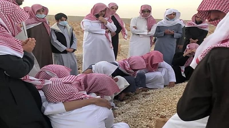 بالصور.. طلاب ثانوية يدعون لزميلهم المتوفى ويجلسون بجوار قبره بالرياض