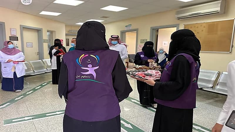 فريق "بسمتهم امل" يرسم البسمة على شفاه أبطال الصحة بمراكز اللقاح