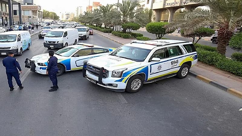 شاب يستخدم علب العصير لبيع المخدرات في الكويت