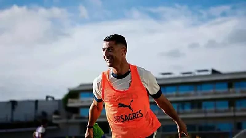 رونالدو يدفع مشجعًا حاول التقاط سيلفي معه  ..  فيديو