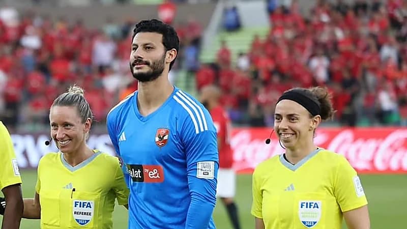 نظرات إعجاب الحكمة الأمريكية لحارس الأهلي المصري تثير الجدل .. فيديو