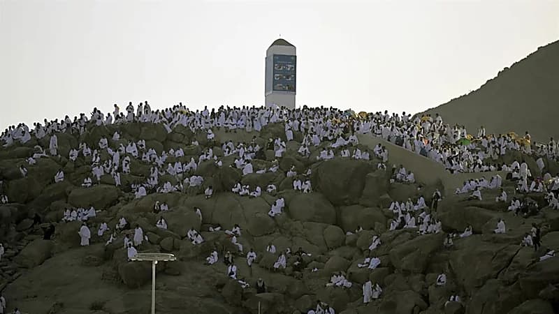 آخرهم حجازي وحمدالله.. نجوم كرة القدم أدوا مناسك الحج على الأراضي المقدسة