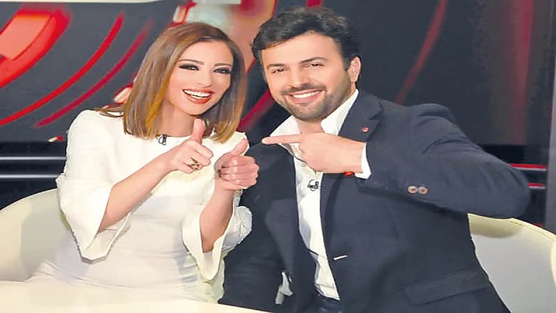 صورة..تيم حسن يتوسط زوجته وطليقته بحفل تخرج ابنه