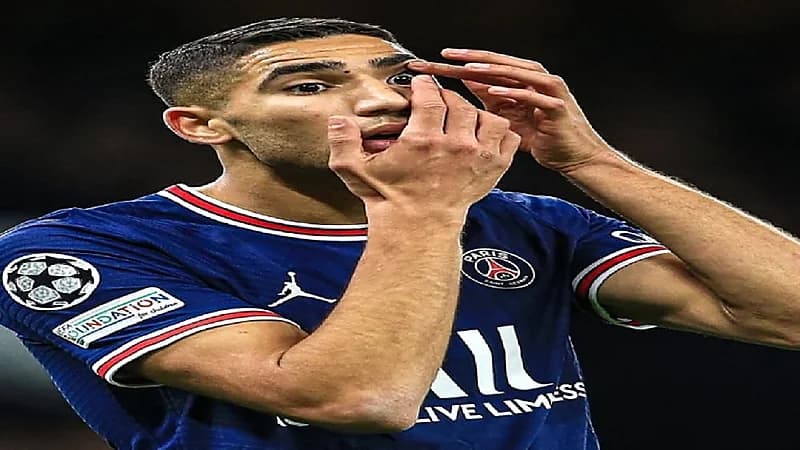 "حكيمي" يتعرض لموقف محرج بسقوط عدسته اللاصقة أثناء المباراة أمام " تشيلسي "