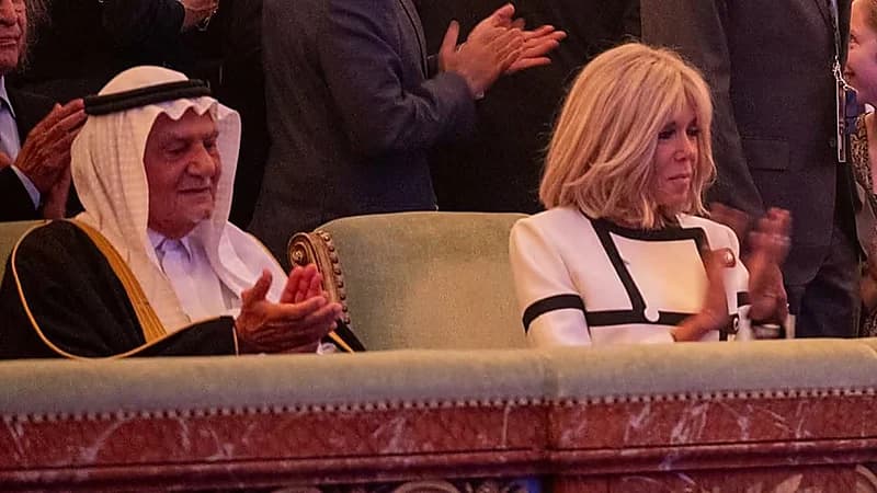 الأمير تركي الفيصل يتفاعل مع أغنية يا دار لا هنتي ولا راعيك.. فيديو