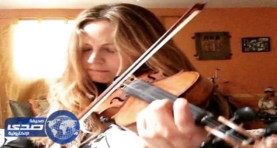 أمريكية تعزف النشيد الوطني للمملكة