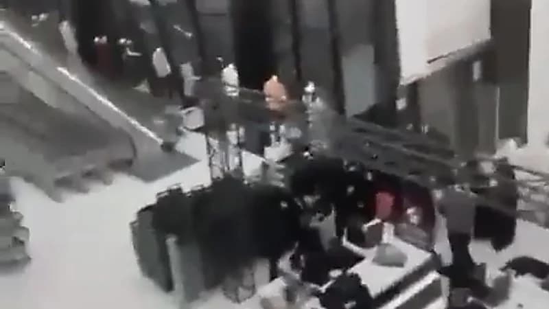 عاصفة ترابية قوية تسقط جزء من واجهة إحدى المجمعات برفحاء .. فيديو