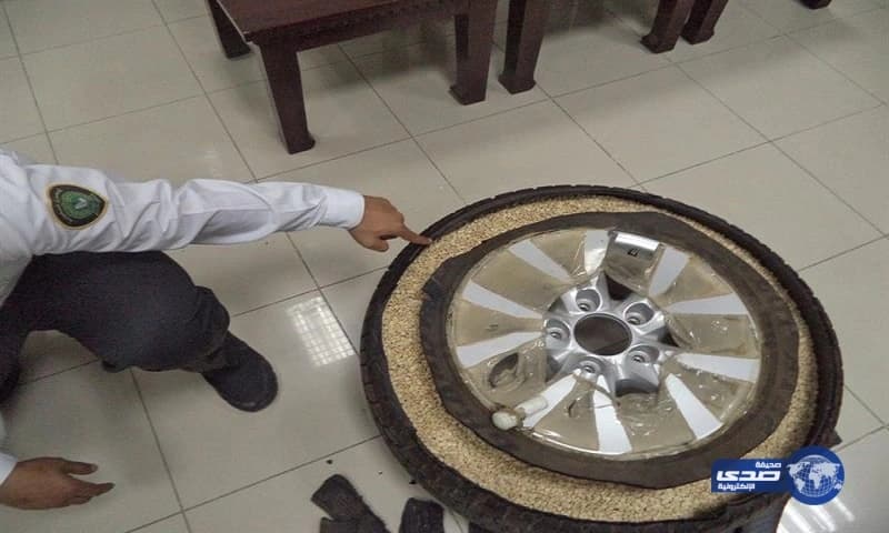 جمرك البطحاء يحبط محاولة تهريب حبوب كبتاجون ومبلغ مالي مع أحد المسافرين