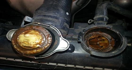 أسباب وأعراض اختلاط الزيت والماء داخل محرك السيارة ومخاطره