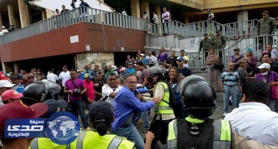 سكان سان فيليكس يرشقون رئيس فنزويلا بـ " البيض والحجارة "