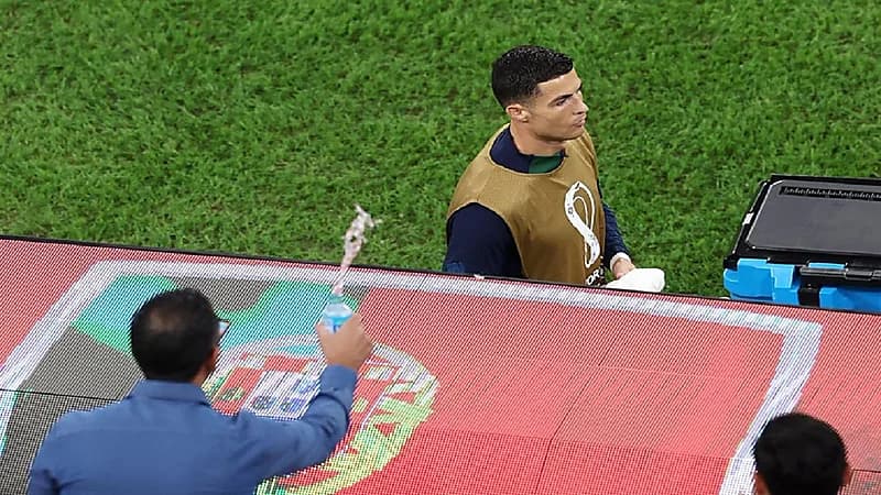 المغرب والبرتغال .. طرد مشجع ألقى زجاجة مياه على رونالدو