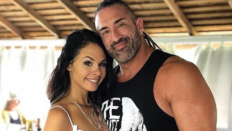 بالصورة..مصارع عالمي يغير جنسه بمباركة زوجته