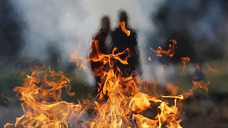 امرأة تحرق زوجها أثناء نومه لتفكيره بالزواج