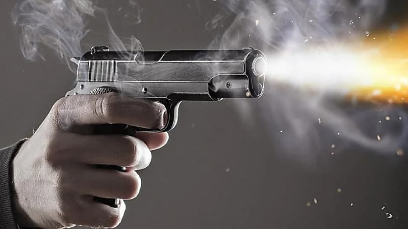 شاب يقتل صديقيه من أجل المال