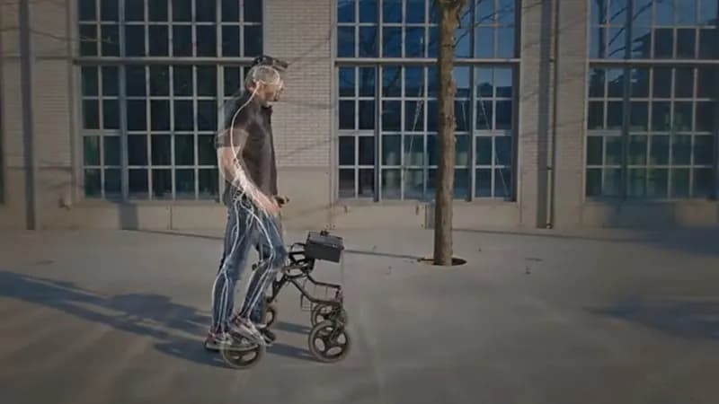 اختراع جهاز يعيد مصابًا بالشلل للمشي مجدداً