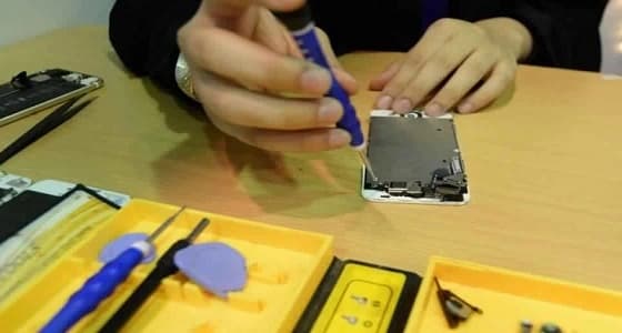 بعد اختراقها مجال صيانة الجوالات.. فتاة تنفذ دورات تدريبية للبنات في هذا القطاع