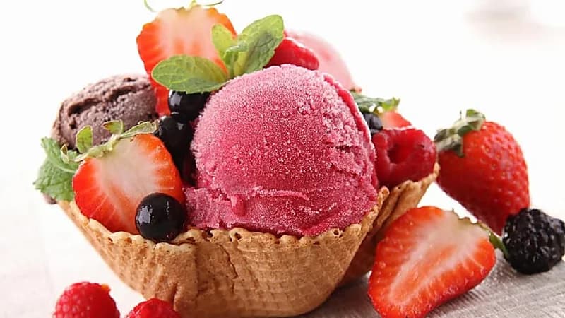 طائرة تهبط في موقف سيارات لرغبة الطيار في تناول الآيس كريم