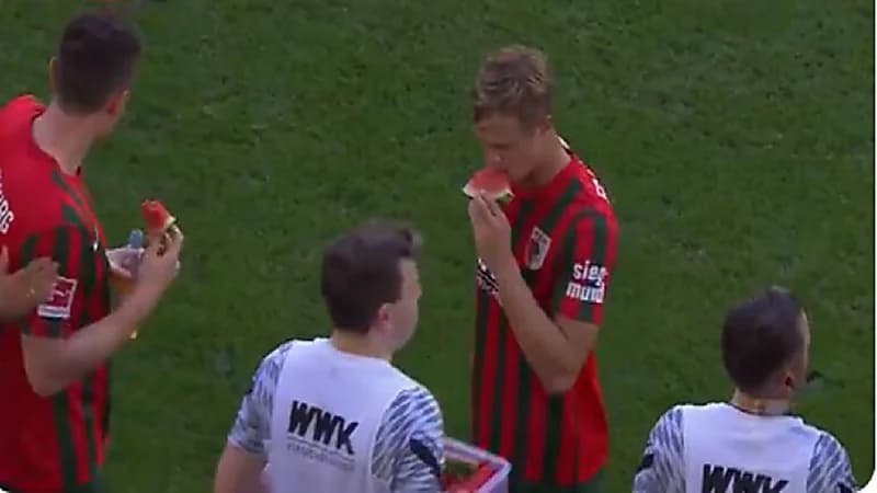 بالفيديو.. فريق ألماني يقدم البطيخ للاعبيه