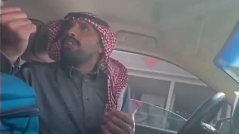 شاهد.. مواطن يُصر على إعطاء سائح بعض المال "عشان لا تنقطع"