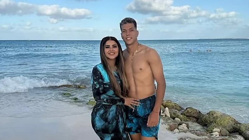 إمام عاشور يشارك جمهوره لحظاته الصيفية برفقة زوجته